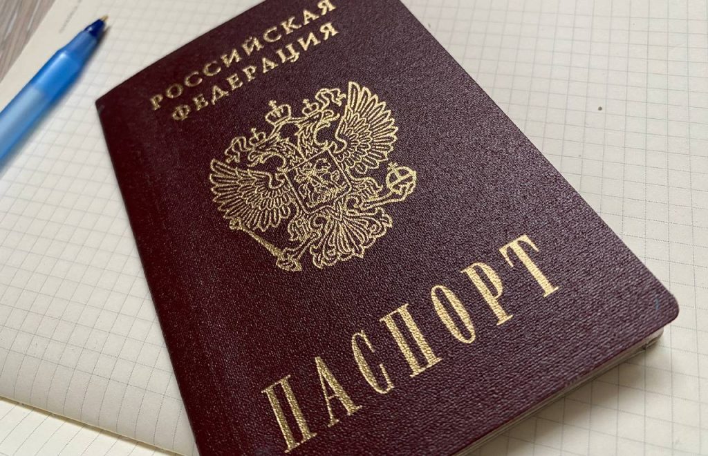 Александр Хинштейн напомнил о том, что куряне могут проголосовать в Москве. Фото: Анна Быкова, «Вечерняя Москва»