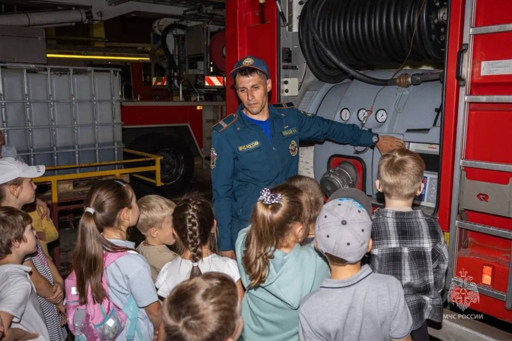 Экскурсию для горожан провели сотрудники МЧС в Чертанове Центральном. Фото: Telegram-канал МЧС Москвы