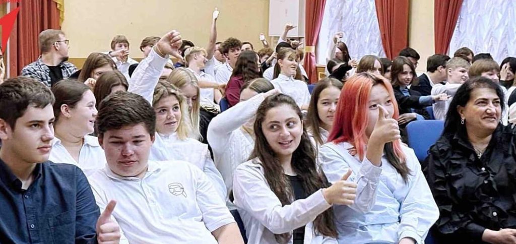 Встреча с куратором проекта «Движение Первых» состоялась в школе №556. Фото: страница школы №556 в социальных сетях 