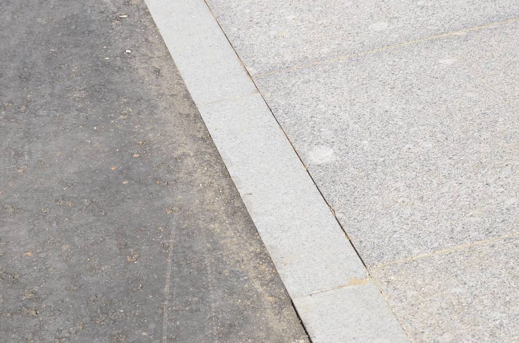 Обустройство нового тротуара завершили в Чертанове Центральном. Фото: Анна Быкова, «Вечерняя Москва»