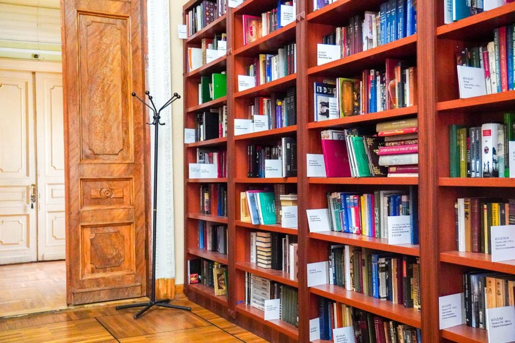 Сотрудники библиотеки №151 пригласили горожан на беседу у выставки «Закон, который ты должен знать». Фото: Ксения Догонашева, «Вечерняя Москва»