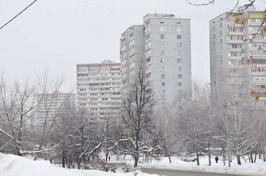 Новые ограждения для защиты газонов установили в Чертанове Центральном. Фото: Анна Быкова, «Вечерняя Москва»
