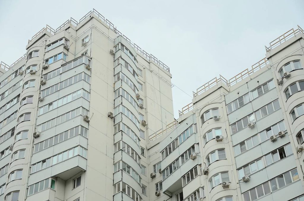 Плановый обход территории провел исполняющий обязанности главы управы Чертанова Центрального. Фото: Анна Быкова, «Вечерняя Москва»