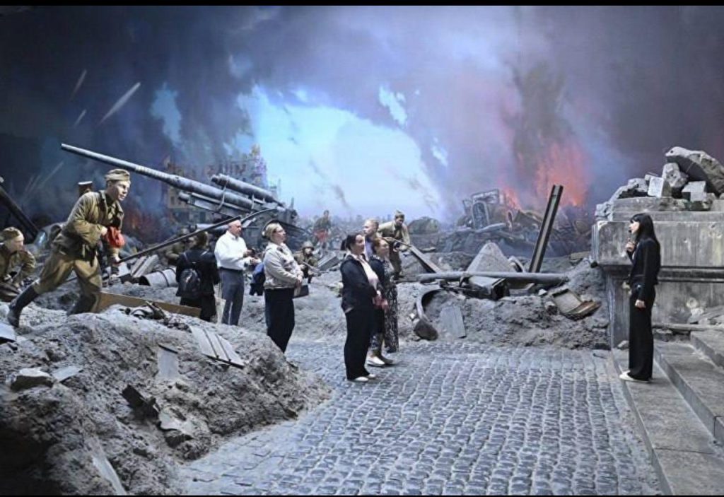 Судьи Москвы почтили память героев на Поклонной горе. Фото: пресс-служба Департамента по обеспечению деятельности мировых судей г. Москвы