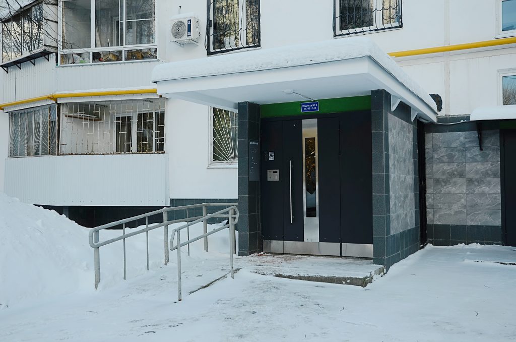 Глава управы Чертанова Центрального провела еженедельный обход территории. Фото: Анна Быкова, «Вечерняя Москва»