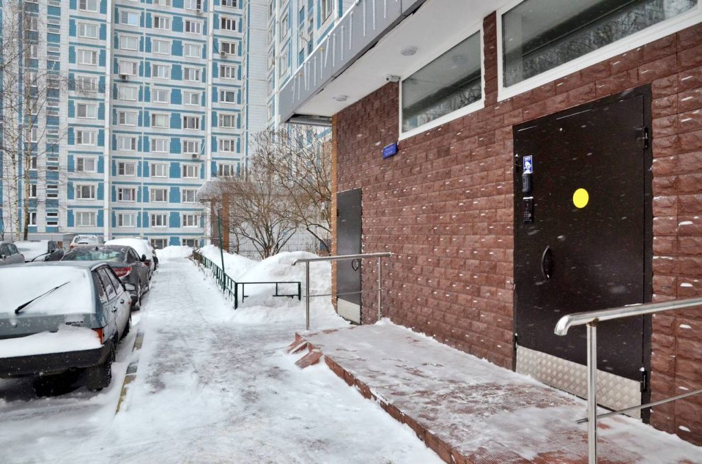 Глава управы Чертанова Центрального провела еженедельный обход территории. Фото: Анна Быкова, «Вечерняя Москва»