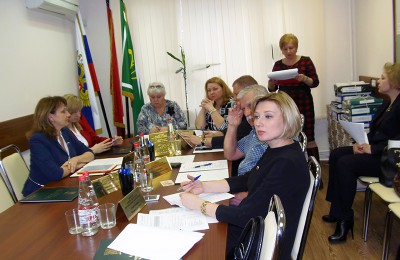 Депутат муниципального округа Мария Гаврилина ( на первом плане справа)