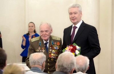 Сергей Собянин лично вручил ветеранам юбилейные медали