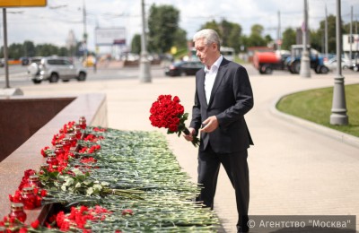 Букет роз от Сергея Собянина был перевязан чёрной траурной лентой