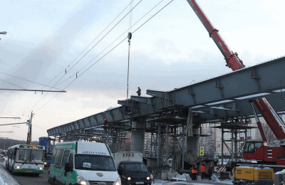 Строители завершают бетонирование опор эстакады на Липецкой улице в ЮАО