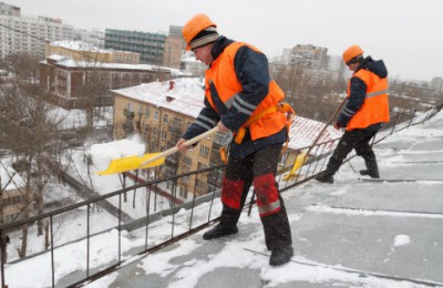В районе Чертаново Центральное крыши от наледи очищают в установленные законом сроки