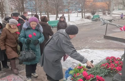 Участники митинга возложили цветы к мемориалу в парке 30-летия Победы