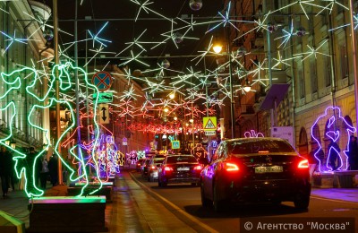 На фото: световая инсталляция, установленная на Манежной площади перед новогодними праздниками