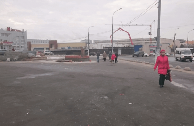 На месте снесенного торгового комплекса у станции метро «Южная» на улице Кировоградская ведутся работы