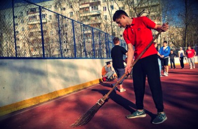 Уборку на баскетбольной площадке в районе Чертаново Центральное провели члены молодежной палаты