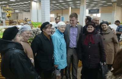 Руслан Кузнецов и Артур Ерицян с пенсионерами на благотворительной акции