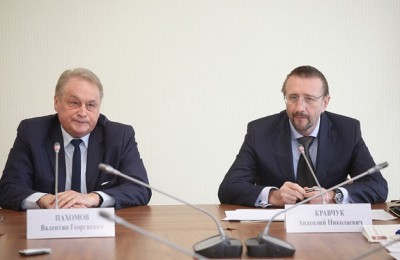 Валентин Пахомов (на фото слева) сообщил, что в прошлом году в Мосгосстройнадзор с портала госуслуг поступило более 900 заявок на продление и выдачу разрешений на строительство
