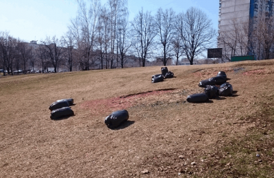 Уборка старой листвы проходит на территории парка 30-летия Победы в районе Чертаново Центральное
