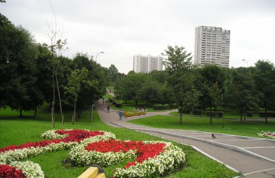 Вид на Парк 30-летия Победы со стороны Чертановской улицы