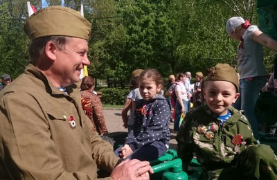 Депутат Сергей Жабин со своим внуком на праздновании Дня Победы