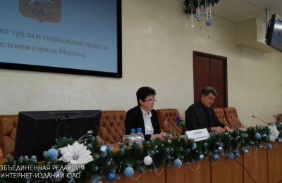Татьяна Полякова (слева) на пресс-конференции