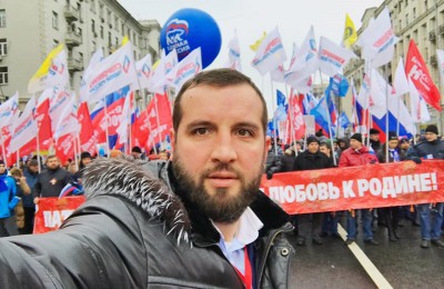 Депутат Сергей Полозов на праздничном шествии «Мы едины!»