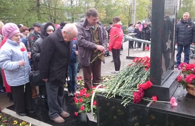 Сергей Жабин возлагает цветы с участником войны Анатолием Северухиным