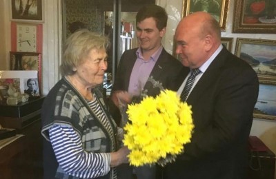 Владимир Михеев поздравляет Екатерину Цветкову