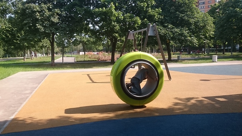 Новая детская площадка построена в Парке 30-летия Победы