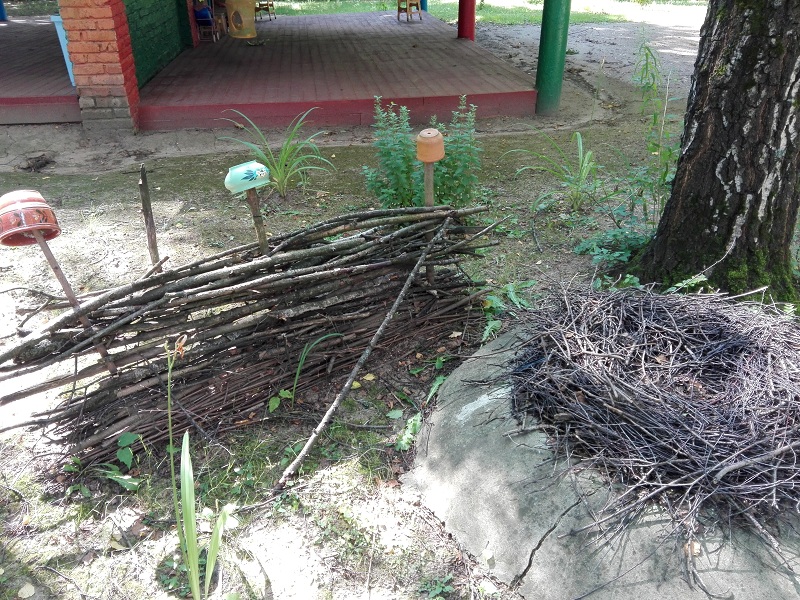 Дошколята Школы №880 смастерили гнездо для аиста