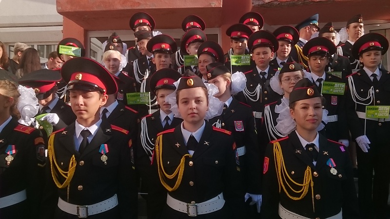 Старшеклассники кадетских классов школы №879 приняли участие в социальной акции «Дети вместо цветов»
