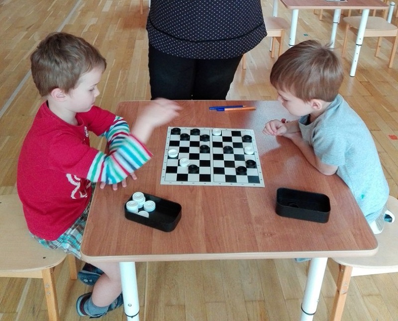Малыши школы №880 приняли участие в турнире по шашкам