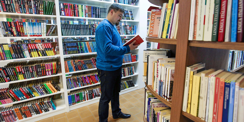 Книжные полки библиотеки №151 пополнились новыми изданиями