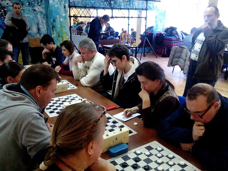 Турнир по шашкам и шахматам проходит в "Высоте"