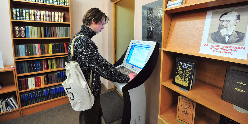 Аппарат для безналичной оплаты услуг появился в библиотеке №151