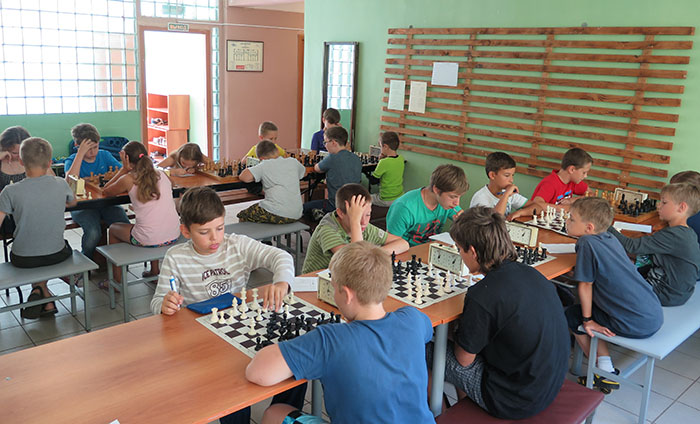 Юные шахматисты района за игрой в лагере «Восточный»