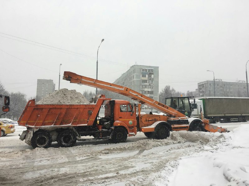 Снегоуборочные машины чистят дороги