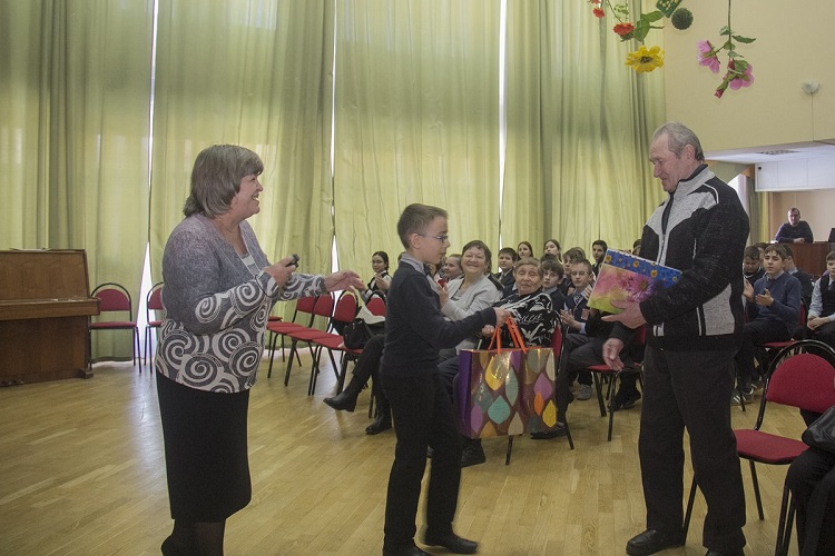 Ветеран района получил поздравления с юбилеем от школьников