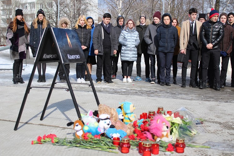 Ученики школы №879 возложили цветы к памятному мемориалу