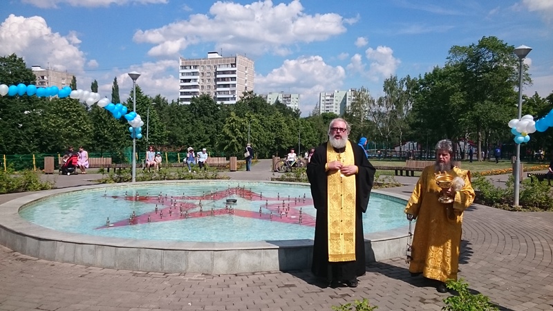 Погода чертаново южное сегодня. Парк 30-летия Победы Чертаново центральное. Парк Победы Чертаново. Памятник в парке 30 летия Победы Чертаново. Парк тридцатилетия Победы Чертаново.