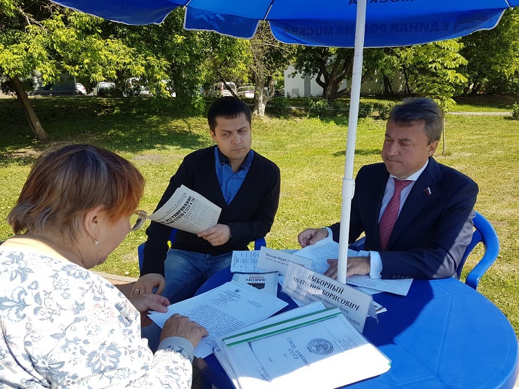 Анатолий Выборный провел прием граждан в Покровском Парке