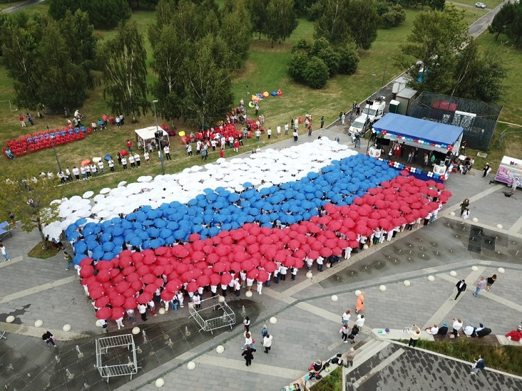 Самый большой «живой» флаг России
