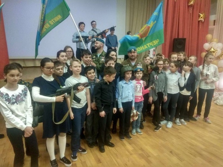 Активисты чертановского отделения "Союза десантников" с детьми на уроке мужества