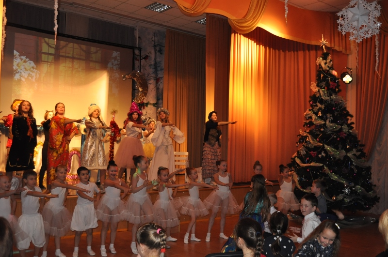 Театральная студия «На Красном Маяке» поздравила детей с Новым годом