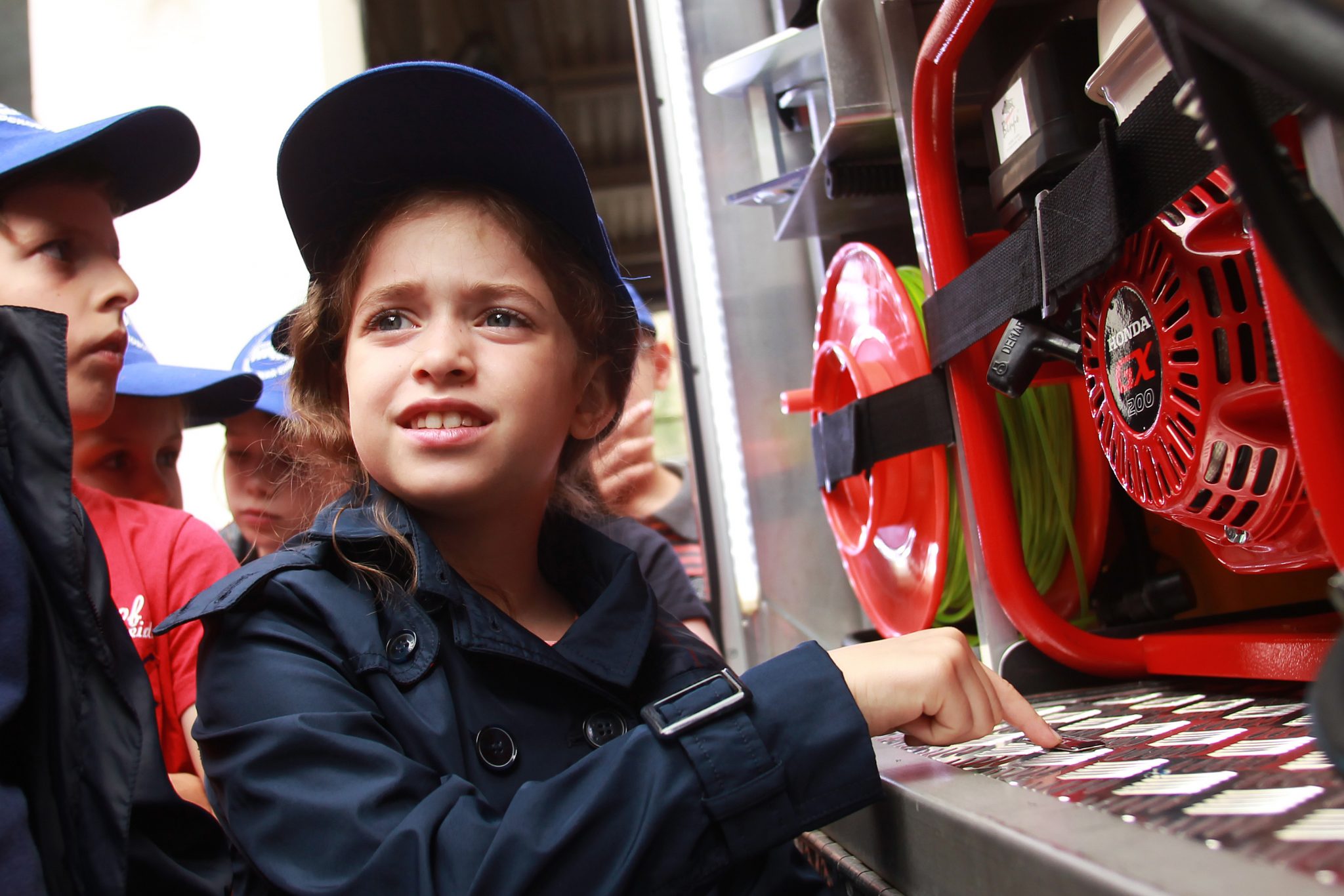 Огонь для детей. Пожар детское видео. Пожарные на пожаре. Пожар детское видео. Пожарник для детей.