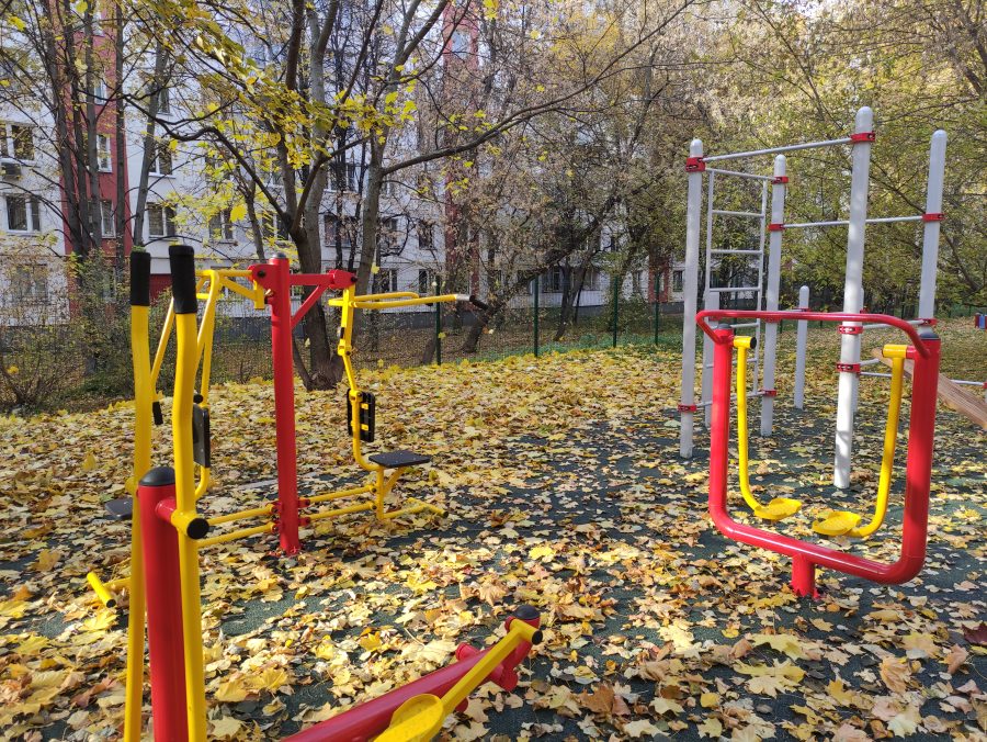 Новая детская площадка украсила двор дома на Кировоградской улице