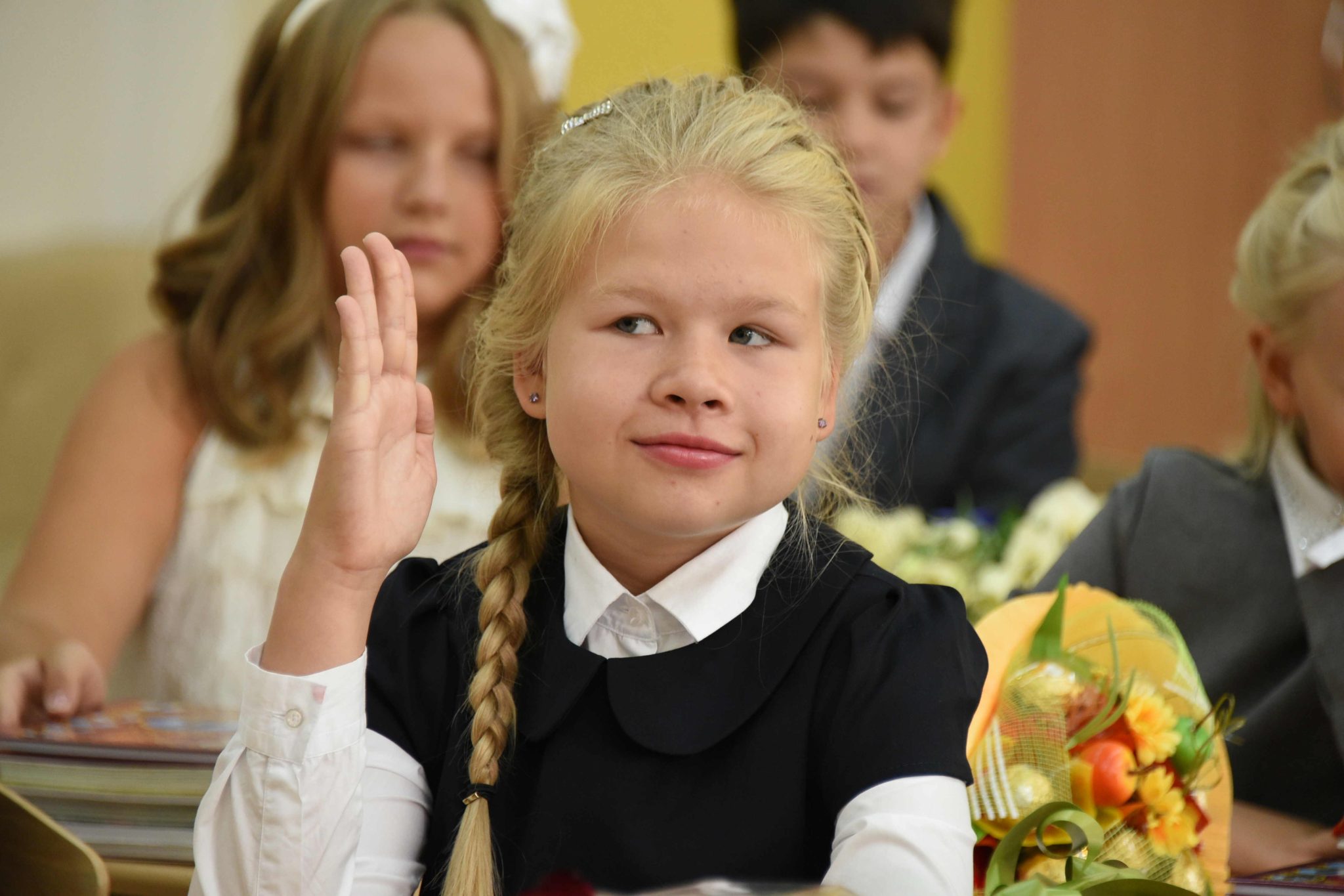 Остальные школы. Школьники за партой. Первый класс. Запись ребенка в школу первоклассник. Первоклассники Москвы.