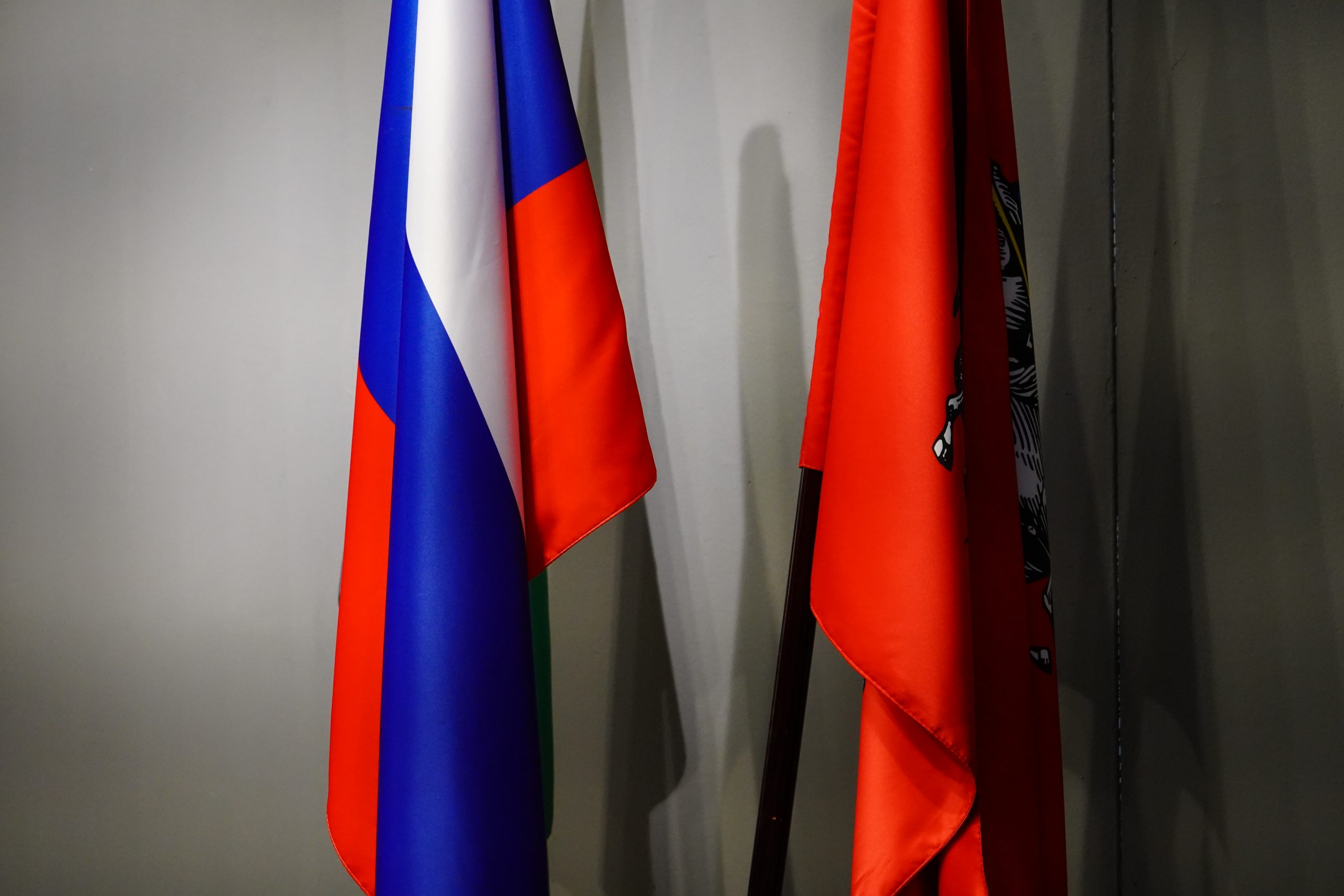 Торжественное поднятие флага провели в школе №556. Фото: Анна Быкова, «Вечерняя Москва»