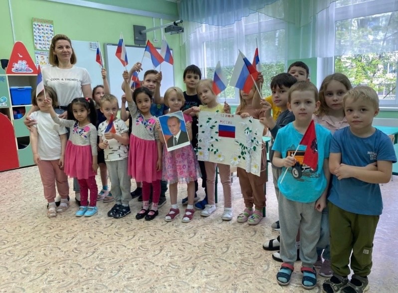 Малыши школы №1173 приняли участие в мероприятиях ко Дню России. Фото: страница школы №1173 в социальных сетях