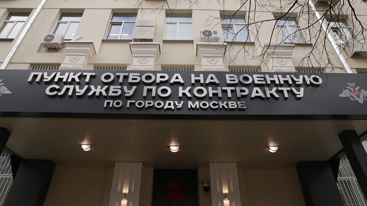 Артисты Татьяна Сорокина и Святослав Чирков посетили Единый пункт отбора на военную службу в Москве. Фото: Фото: Анатолий Цымбалюк, «Вечерняя Москва»